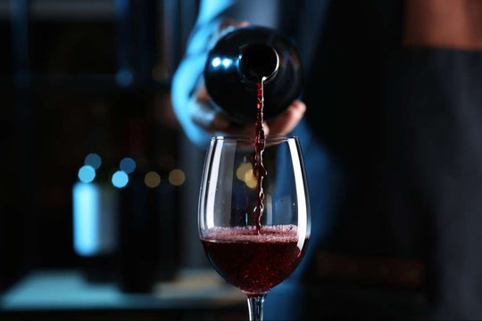 Service du vin bio dans un verre